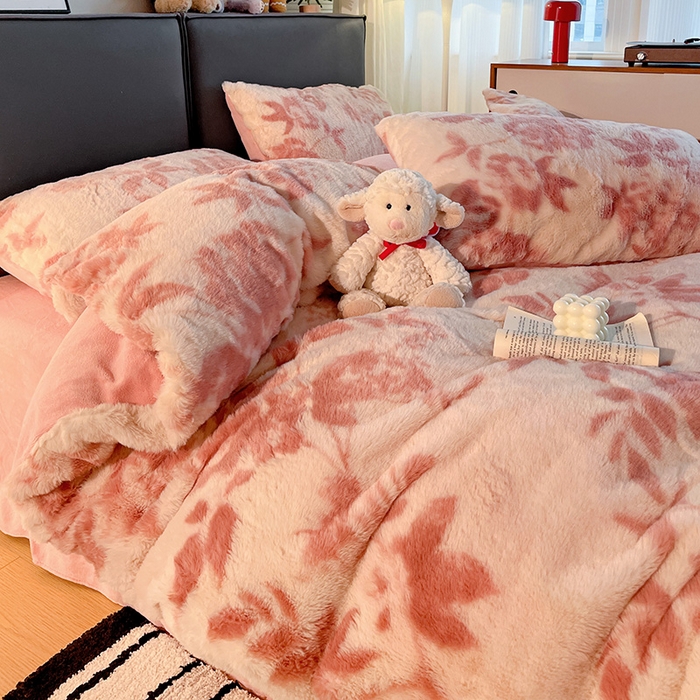 91家纺网 家纺一手货源 找家纺 金梦拉 2025直播爆款A类加厚兔绒印花系列四件套 水雾粉