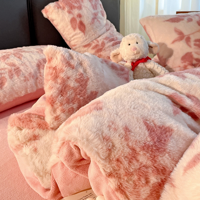 91家纺网 家纺一手货源 找家纺 金梦拉 2025直播爆款A类加厚兔绒印花系列四件套 水雾粉