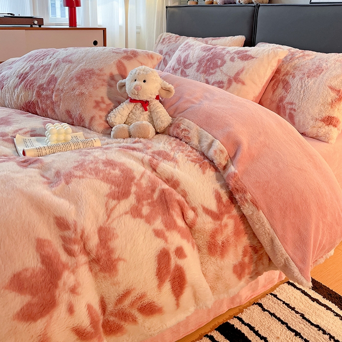 91家纺网 家纺一手货源 找家纺 金梦拉 2025直播爆款A类加厚兔绒印花系列四件套 水雾粉