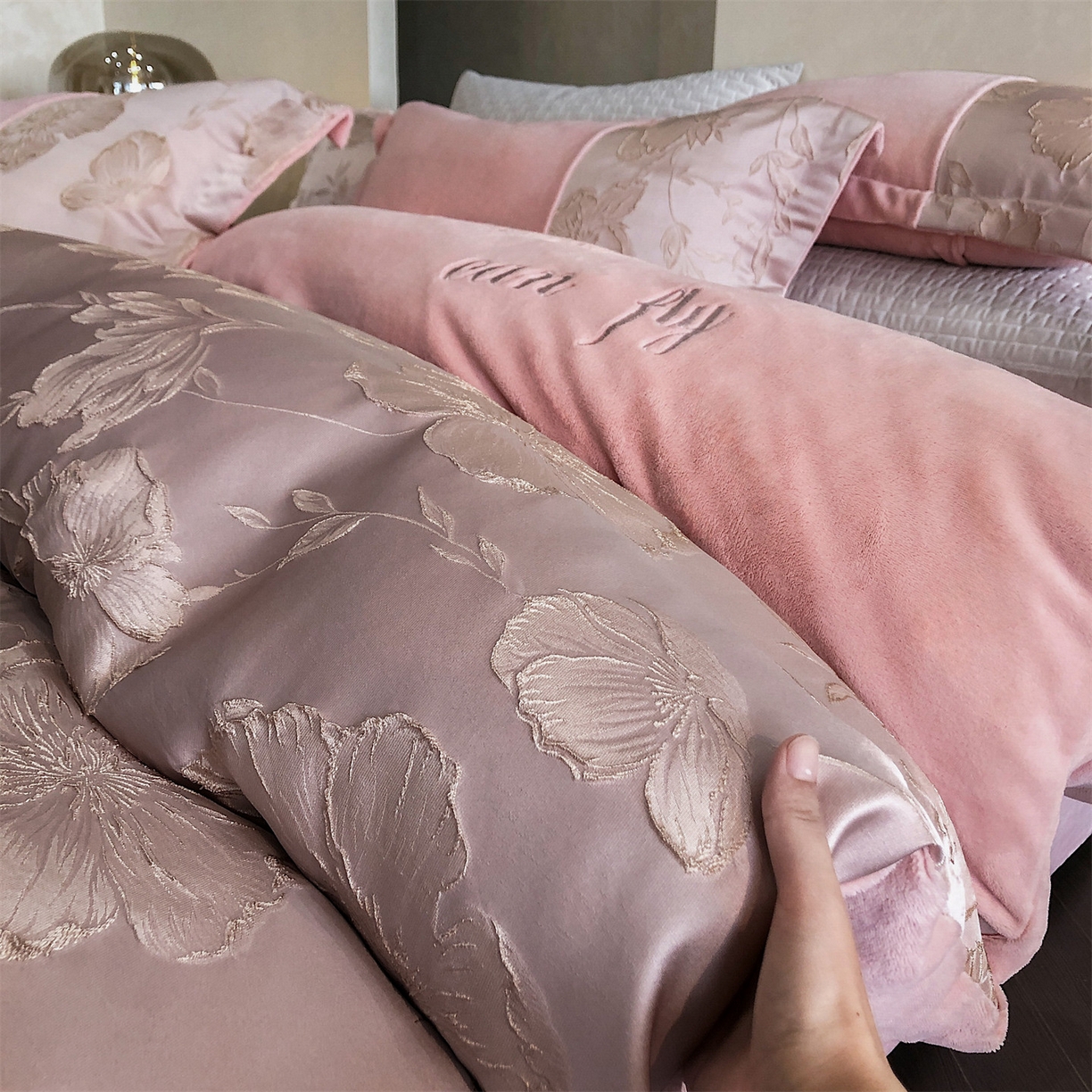 91家纺网 家纺一手货源 找家纺 （总）换种生活 2025新款A类浮雕牛奶绒刺绣四件套