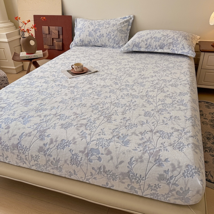 91家纺网 家纺一手货源 找家纺 LIFE.丽芙 2025秋冬新款A类牛奶绒230g立体雕花加厚单层床笠单件床垫子保护套罩子三件套 花朝梦-蓝