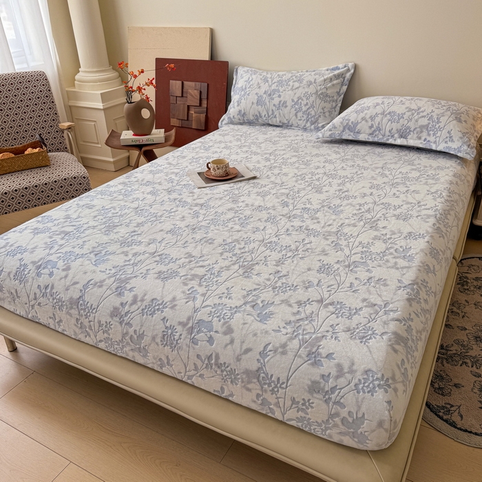 91家纺网 家纺一手货源 找家纺 LIFE.丽芙 2025秋冬新款A类牛奶绒230g立体雕花加厚单层床笠单件床垫子保护套罩子三件套 花朝梦-蓝