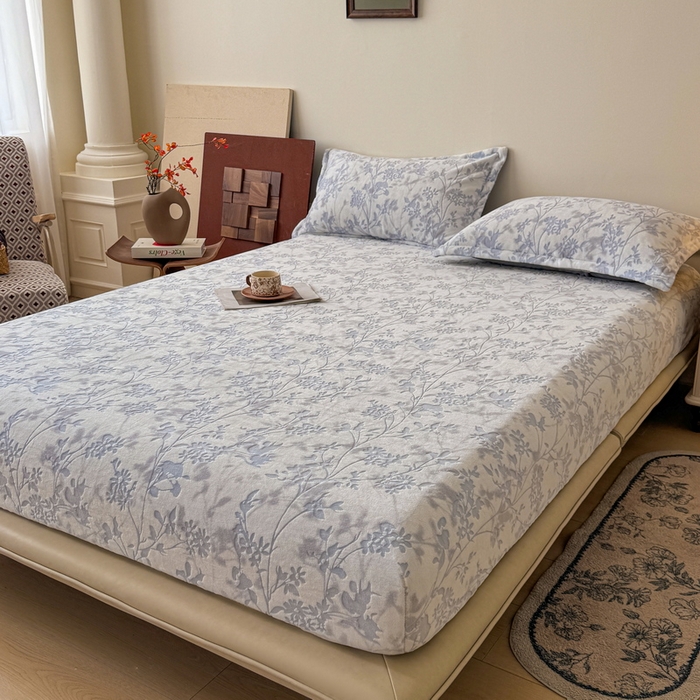 91家纺网 家纺一手货源 找家纺 LIFE.丽芙 2025秋冬新款A类牛奶绒230g立体雕花加厚单层床笠单件床垫子保护套罩子三件套 花朝梦-蓝
