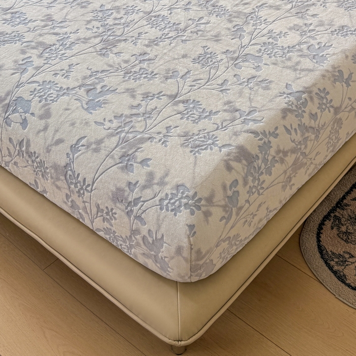 91家纺网 家纺一手货源 找家纺 LIFE.丽芙 2025秋冬新款A类牛奶绒230g立体雕花加厚单层床笠单件床垫子保护套罩子三件套 花朝梦-蓝