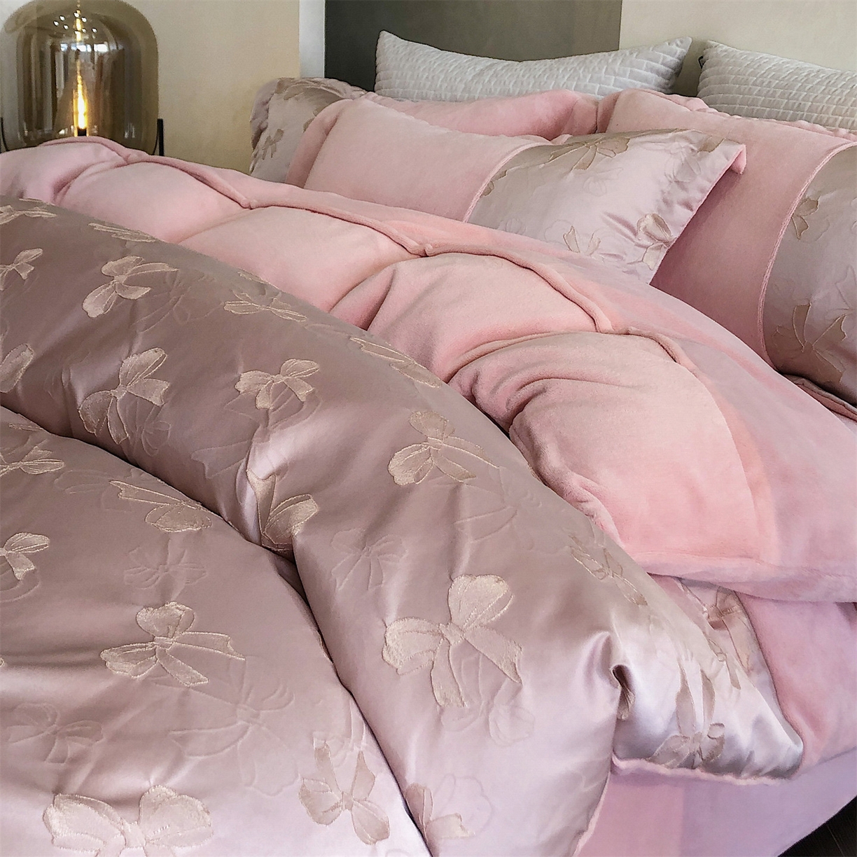 换种生活 2025新款A类浮雕牛奶绒刺绣四件套 蝴蝶结-粉