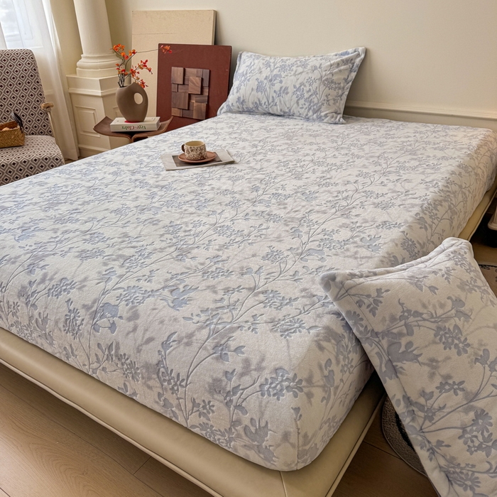 91家纺网 家纺一手货源 找家纺 LIFE.丽芙 2025秋冬新款A类牛奶绒230g立体雕花加厚单层床笠单件床垫子保护套罩子三件套 花朝梦-蓝