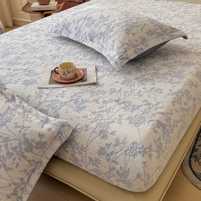 91家纺网 家纺一手货源 找家纺 LIFE.丽芙 2025秋冬新款A类牛奶绒230g立体雕花加厚单层床笠单件床垫子保护套罩子三件套 花朝梦-蓝