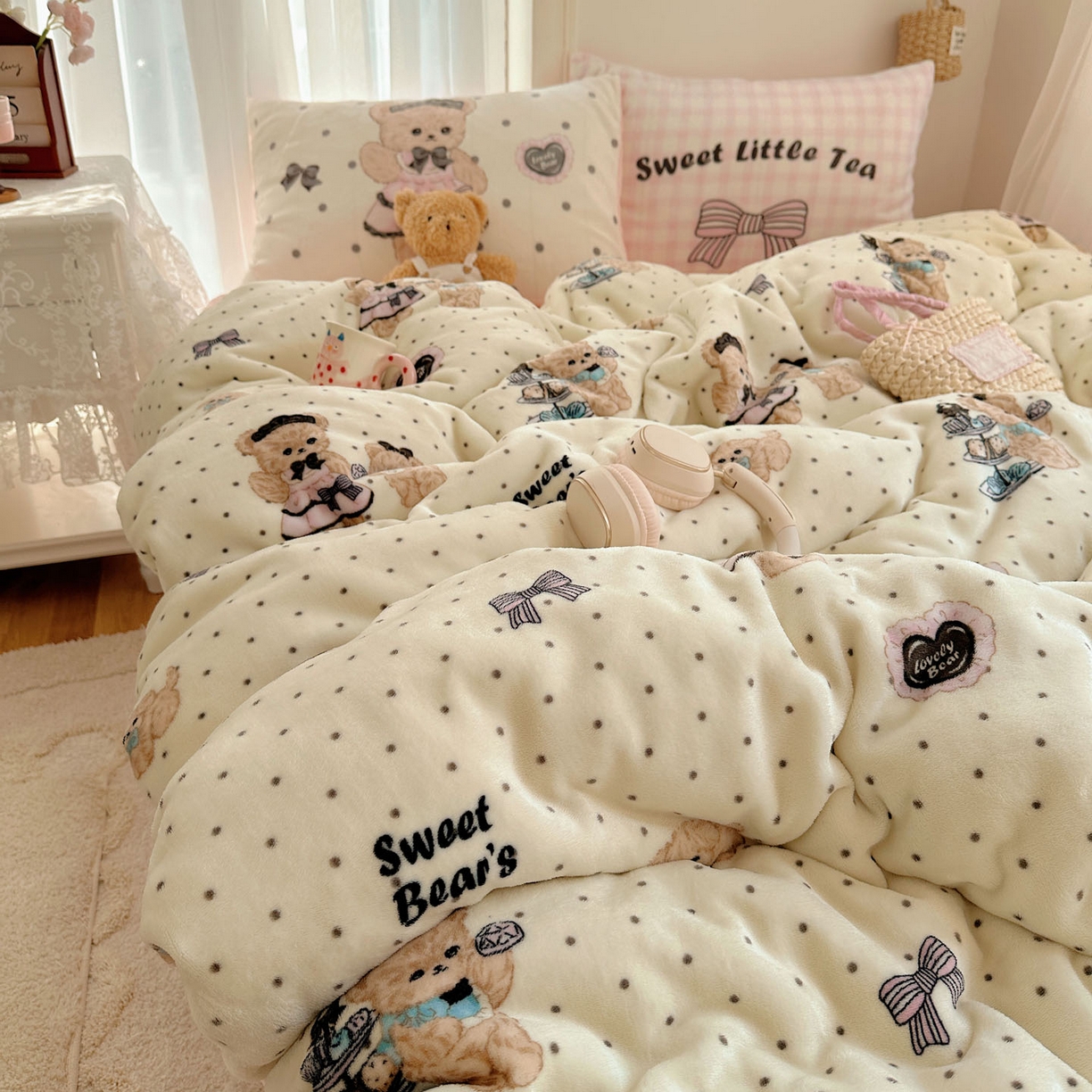 91家纺网 家纺一手货源 找家纺 美乐迪家纺 2025秋冬新款牛奶绒四件套 茶画熊