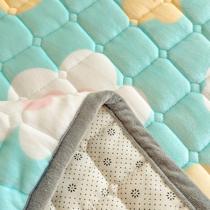 91家纺网 家纺一手货源 找家纺 雅萱家纺 2025新款牛奶绒夹棉印花床垫学生图 绒床垫-花暖香风绿色