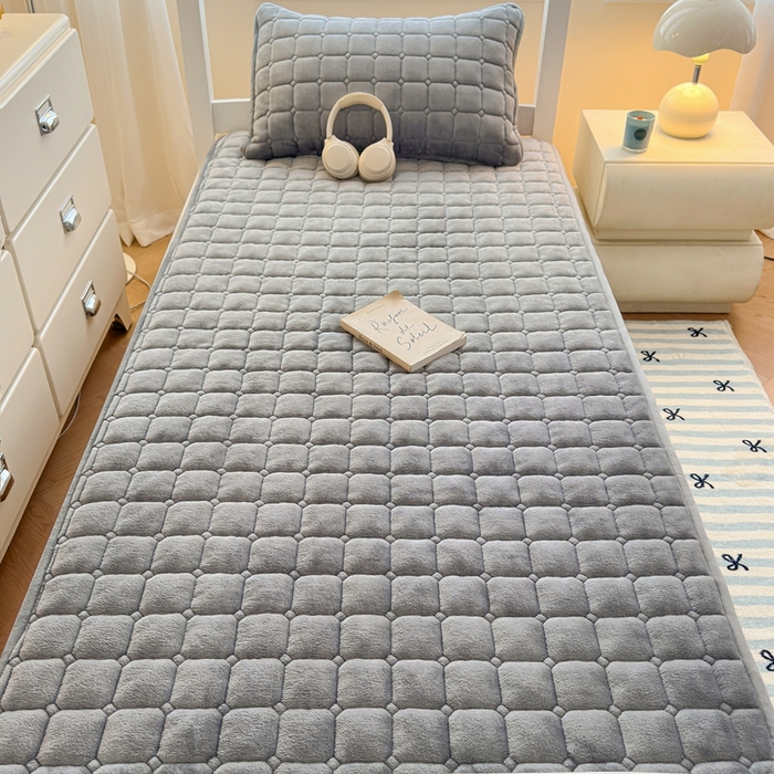 91家纺网 家纺一手货源 找家纺 雅萱家纺 2025新款牛奶绒夹棉印花床垫学生图 绒床垫-灰色