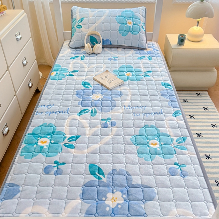91家纺网 家纺一手货源 找家纺 雅萱家纺 2025新款牛奶绒夹棉印花床垫学生图 绒床垫-花簇甜憩蓝色