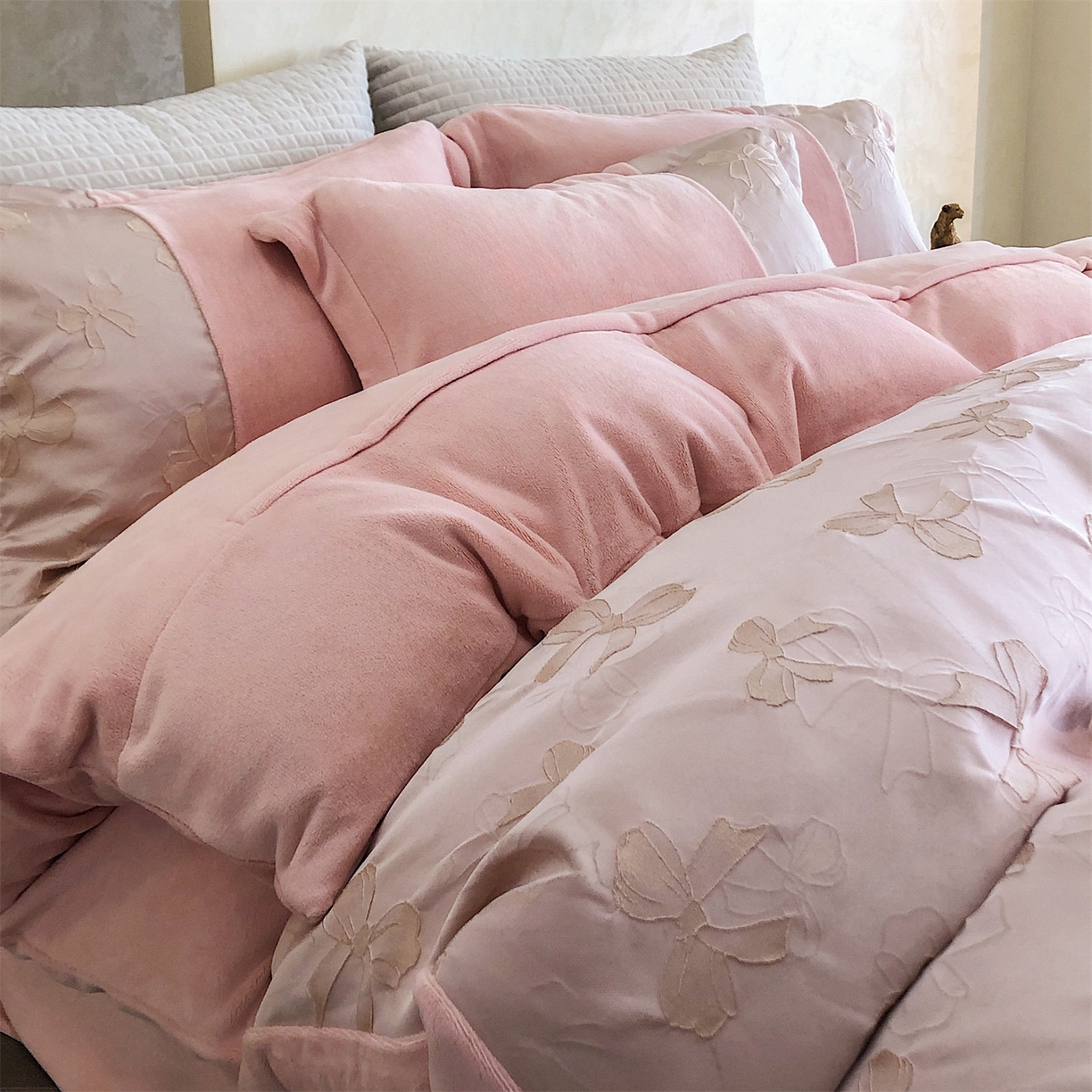 91家纺网 家纺一手货源 找家纺 换种生活 2025新款A类浮雕牛奶绒刺绣四件套 蝴蝶结-粉