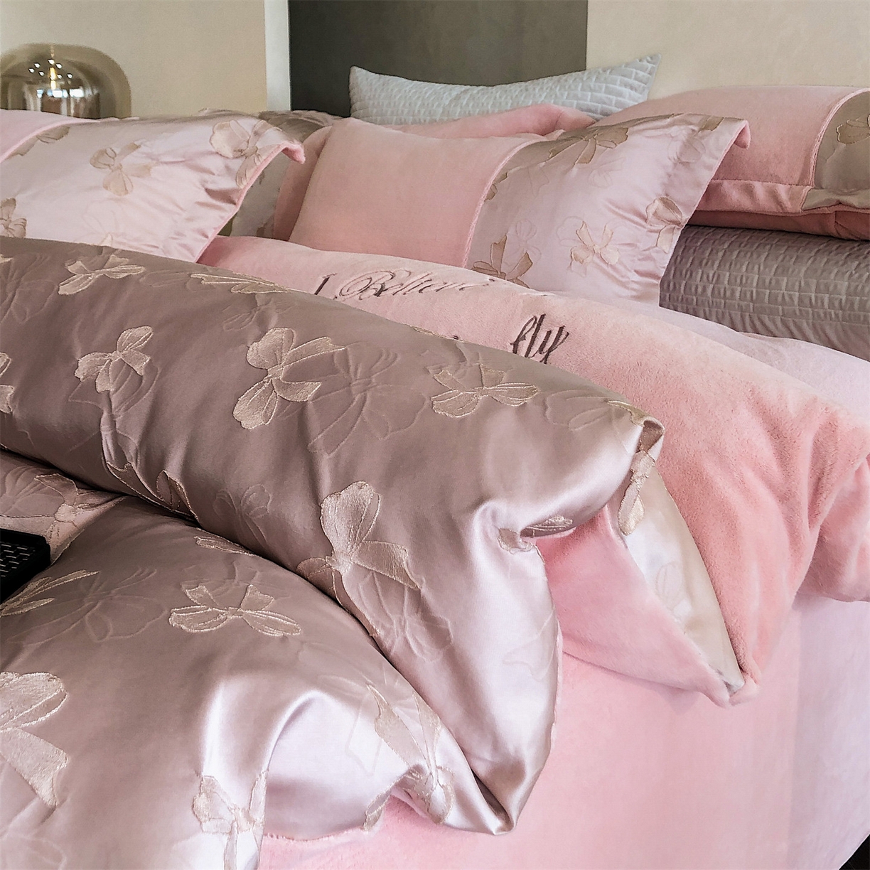 91家纺网 家纺一手货源 找家纺 换种生活 2025新款A类浮雕牛奶绒刺绣四件套 蝴蝶结-粉