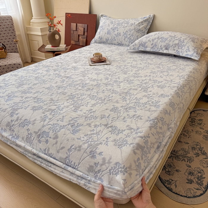 91家纺网 家纺一手货源 找家纺 LIFE.丽芙 2025秋冬新款A类牛奶绒230g立体雕花加厚单层床笠单件床垫子保护套罩子三件套 花朝梦-蓝