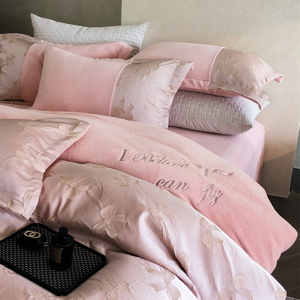 91家纺网 家纺一手货源 找家纺 换种生活 2025新款A类浮雕牛奶绒刺绣四件套 蝴蝶结-粉