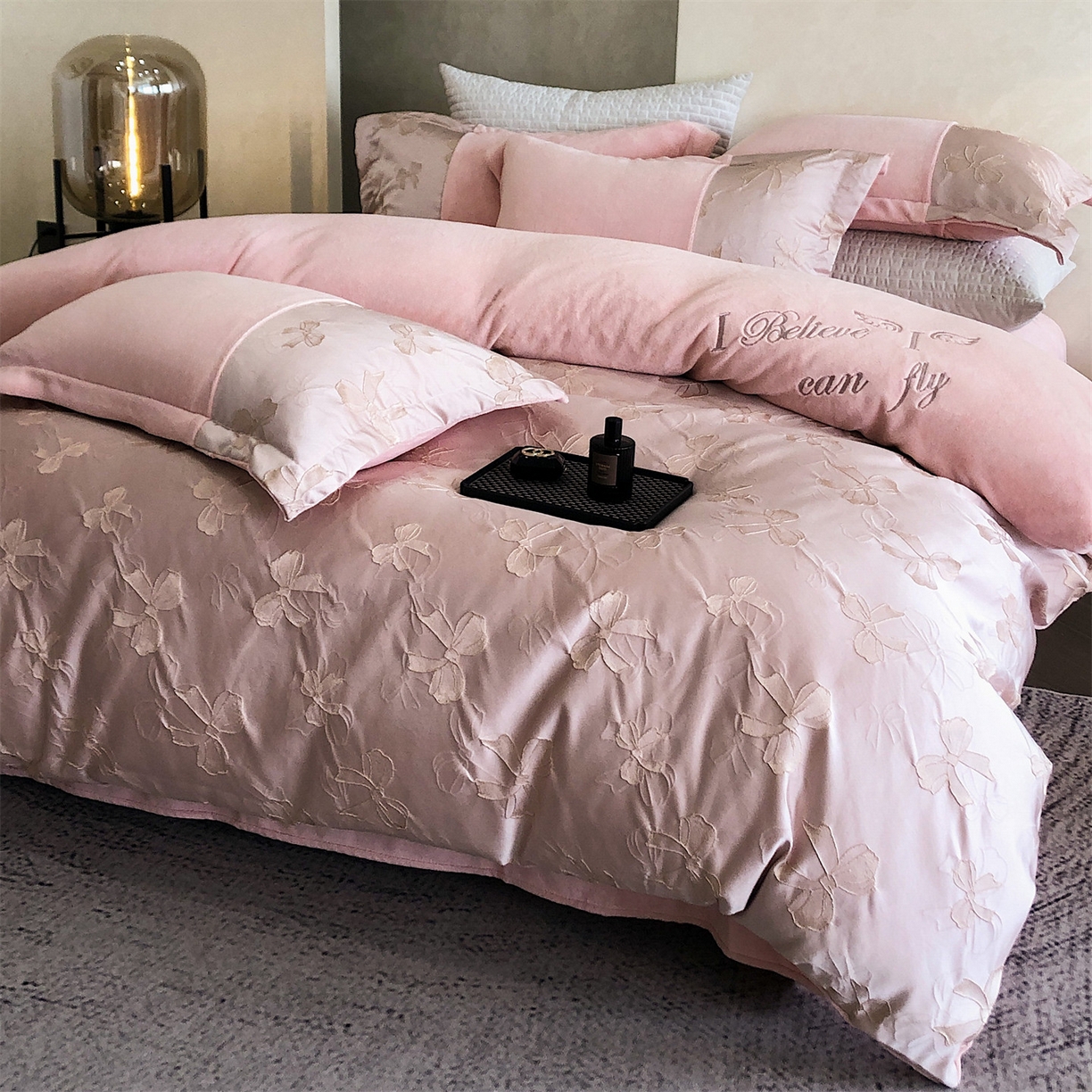 91家纺网 家纺一手货源 找家纺 换种生活 2025新款A类浮雕牛奶绒刺绣四件套 蝴蝶结-粉