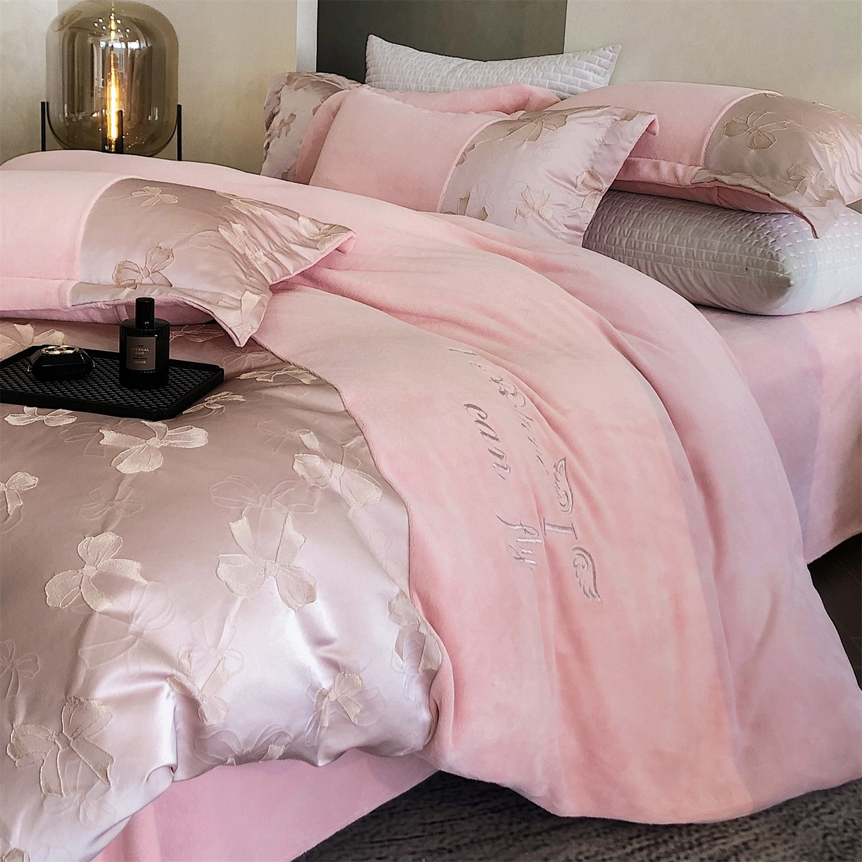 91家纺网 家纺一手货源 找家纺 换种生活 2025新款A类浮雕牛奶绒刺绣四件套 蝴蝶结-粉