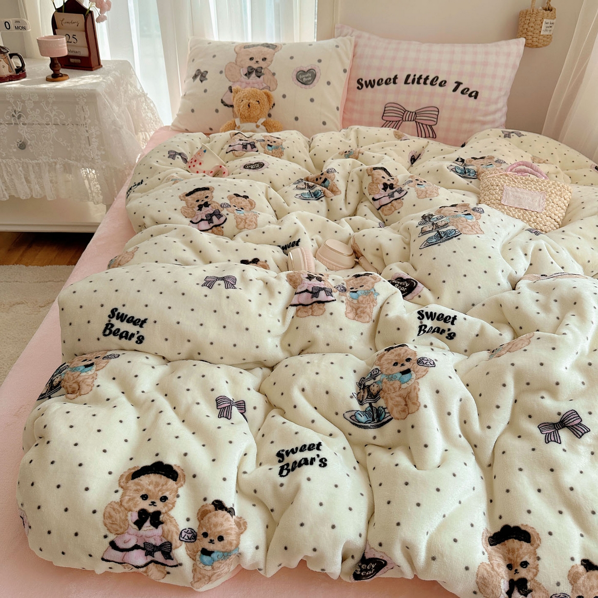 91家纺网 家纺一手货源 找家纺 美乐迪家纺 2025秋冬新款牛奶绒四件套 茶画熊