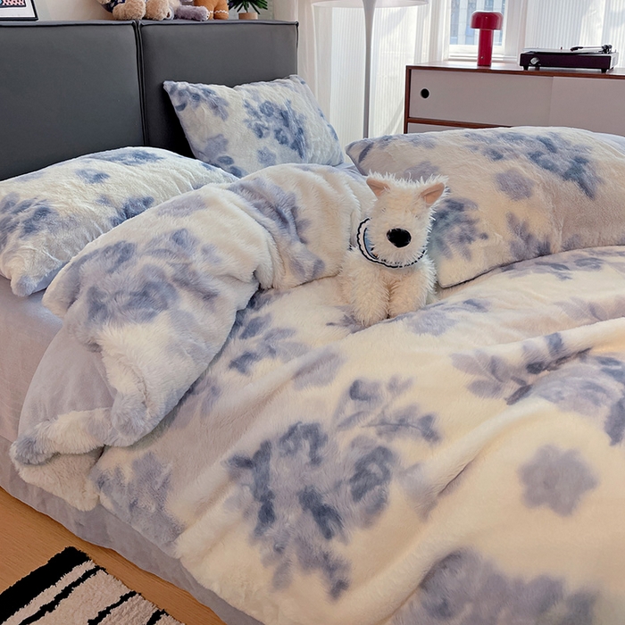 91家纺网 家纺一手货源 找家纺 金梦拉 2025直播爆款A类加厚兔绒印花系列四件套 云水蓝