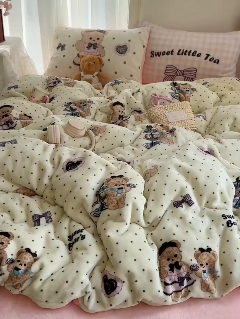 91家纺网 家纺一手货源 找家纺 美乐迪家纺 2025秋冬新款牛奶绒四件套 茶画熊