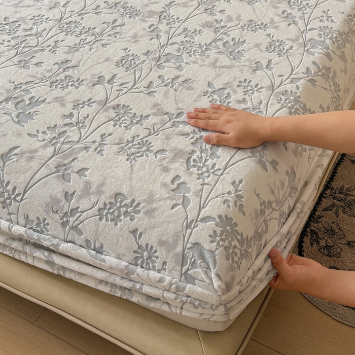 91家纺网 家纺一手货源 找家纺 LIFE.丽芙 2025秋冬新款A类牛奶绒230g立体雕花加厚单层床笠单件床垫子保护套罩子三件套 花朝梦-灰