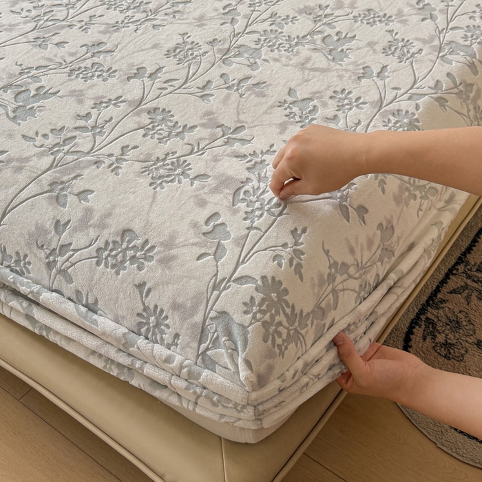 91家纺网 家纺一手货源 找家纺 LIFE.丽芙 2025秋冬新款A类牛奶绒230g立体雕花加厚单层床笠单件床垫子保护套罩子三件套 花朝梦-灰