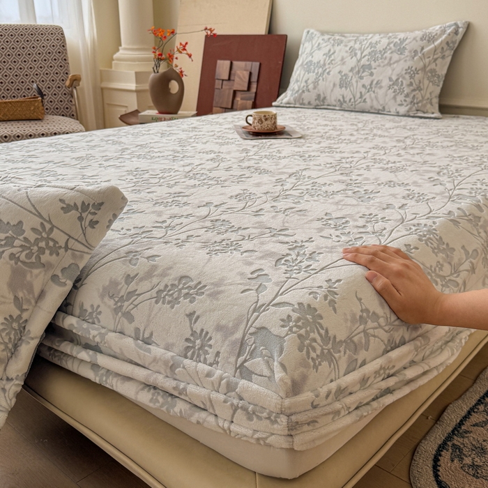 91家纺网 家纺一手货源 找家纺 LIFE.丽芙 2025秋冬新款A类牛奶绒230g立体雕花加厚单层床笠单件床垫子保护套罩子三件套 花朝梦-灰