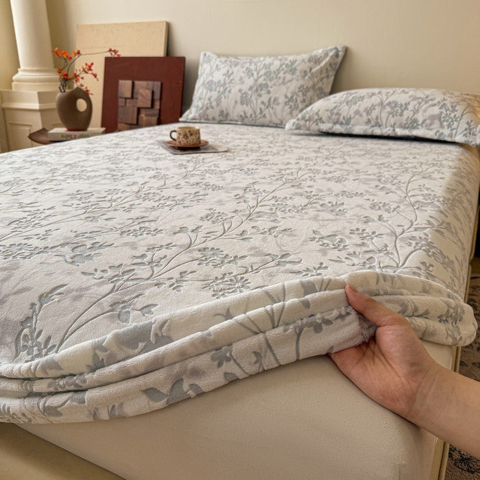 91家纺网 家纺一手货源 找家纺 LIFE.丽芙 2025秋冬新款A类牛奶绒230g立体雕花加厚单层床笠单件床垫子保护套罩子三件套 花朝梦-灰