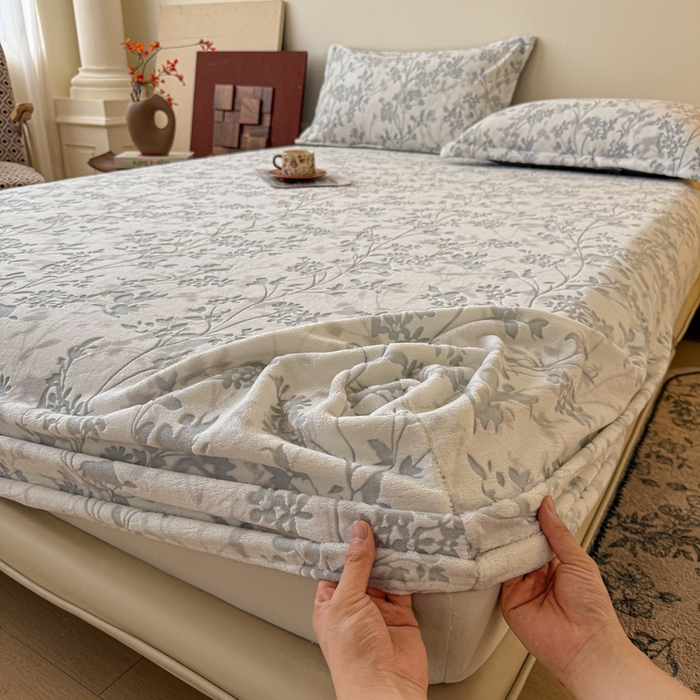 91家纺网 家纺一手货源 找家纺 LIFE.丽芙 2025秋冬新款A类牛奶绒230g立体雕花加厚单层床笠单件床垫子保护套罩子三件套 花朝梦-灰