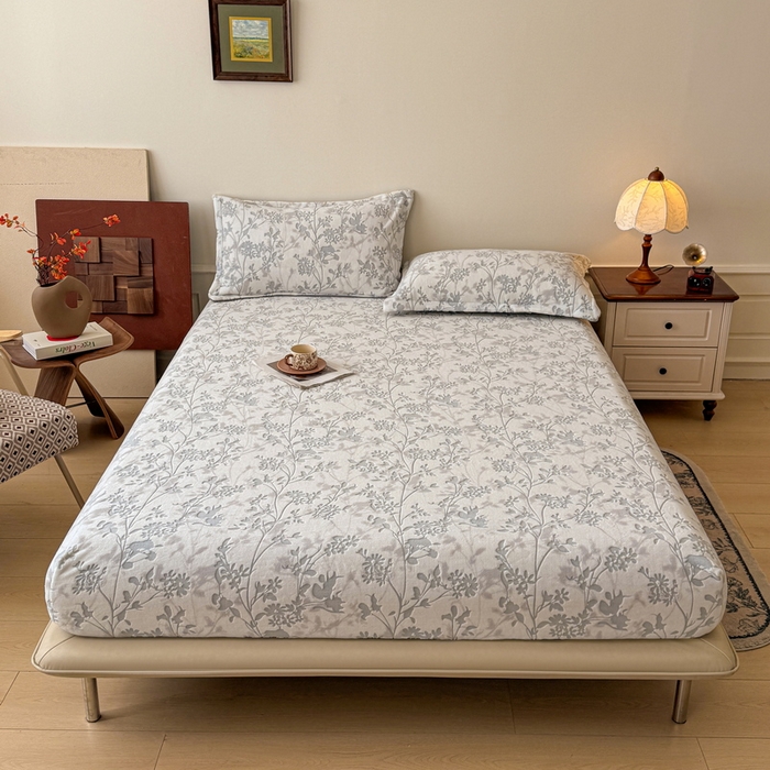 91家纺网 家纺一手货源 找家纺 LIFE.丽芙 2025秋冬新款A类牛奶绒230g立体雕花加厚单层床笠单件床垫子保护套罩子三件套 花朝梦-灰