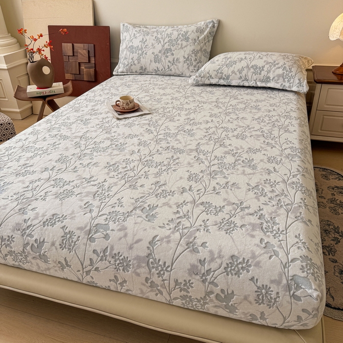 91家纺网 家纺一手货源 找家纺 LIFE.丽芙 2025秋冬新款A类牛奶绒230g立体雕花加厚单层床笠单件床垫子保护套罩子三件套 花朝梦-灰