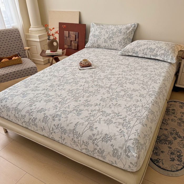 91家纺网 家纺一手货源 找家纺 LIFE.丽芙 2025秋冬新款A类牛奶绒230g立体雕花加厚单层床笠单件床垫子保护套罩子三件套 花朝梦-灰