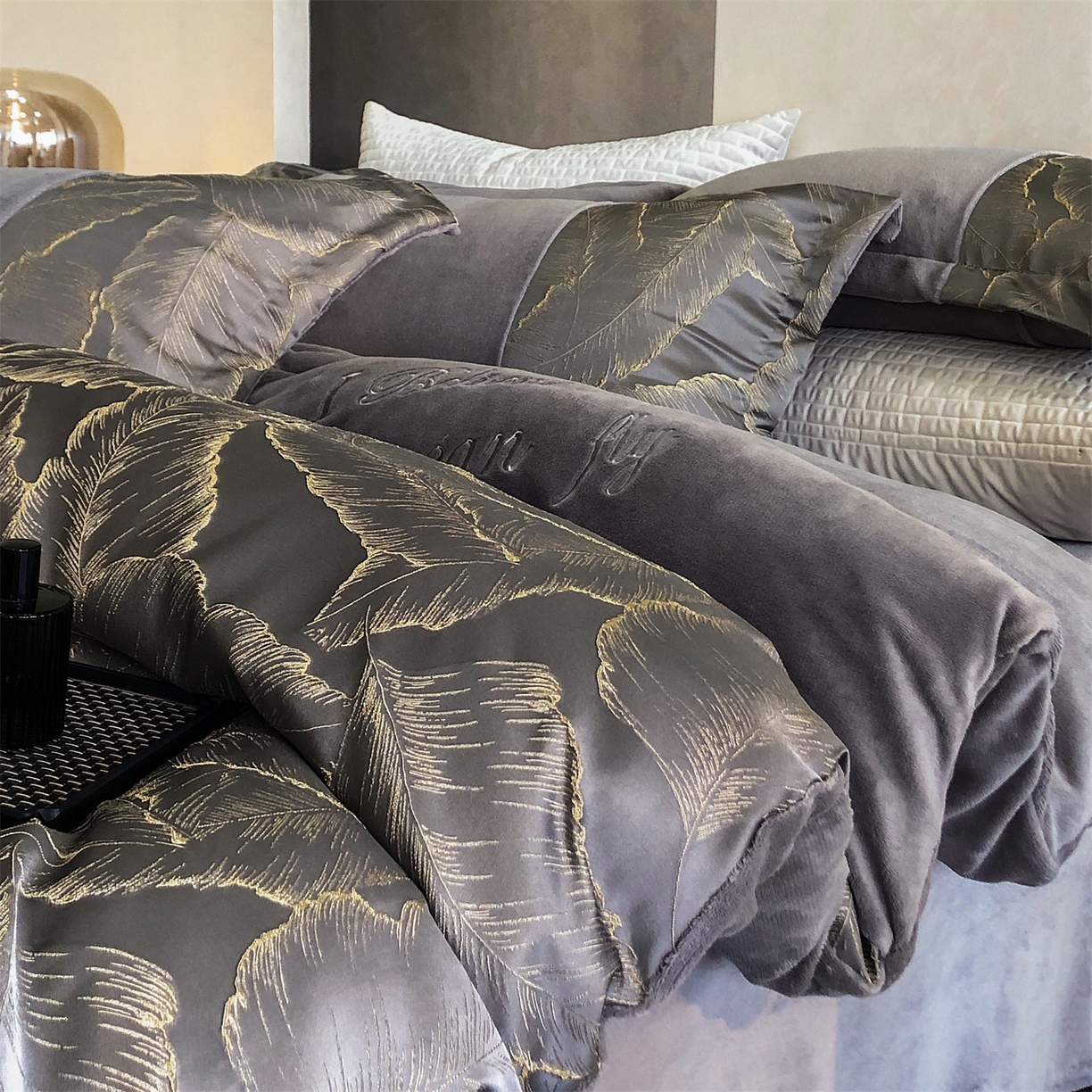 换种生活 2025新款A类浮雕牛奶绒刺绣四件套 黄金叶-灰