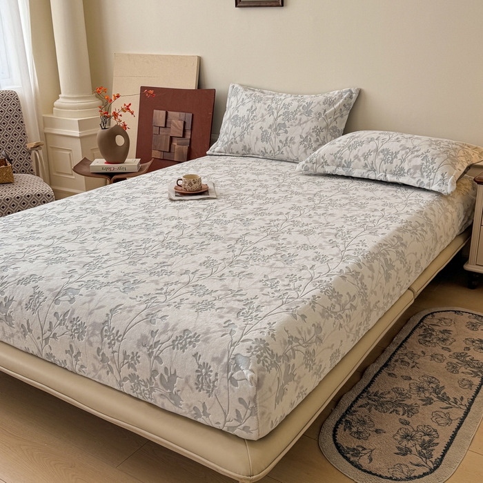 91家纺网 家纺一手货源 找家纺 LIFE.丽芙 2025秋冬新款A类牛奶绒230g立体雕花加厚单层床笠单件床垫子保护套罩子三件套 花朝梦-灰