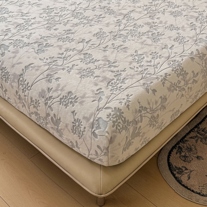 91家纺网 家纺一手货源 找家纺 LIFE.丽芙 2025秋冬新款A类牛奶绒230g立体雕花加厚单层床笠单件床垫子保护套罩子三件套 花朝梦-灰