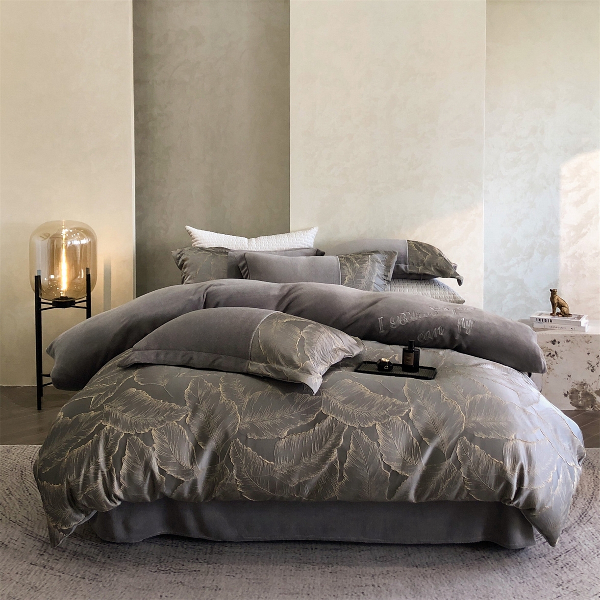 91家纺网 家纺一手货源 找家纺 换种生活 2025新款A类浮雕牛奶绒刺绣四件套 黄金叶-灰