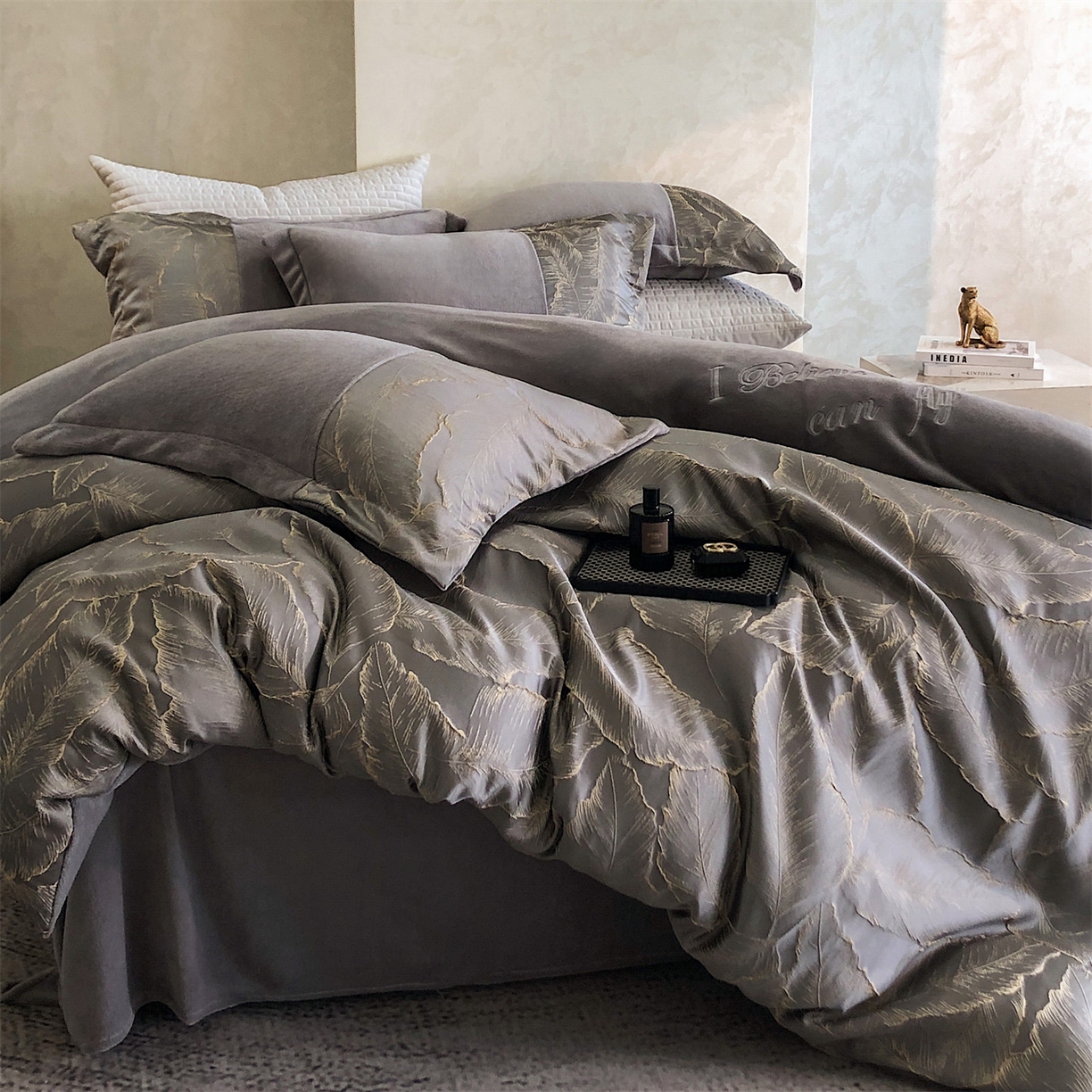 91家纺网 家纺一手货源 找家纺 换种生活 2025新款A类浮雕牛奶绒刺绣四件套 黄金叶-灰