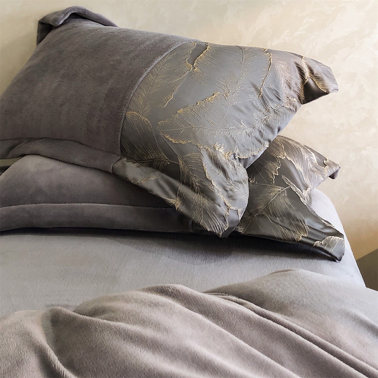 91家纺网 家纺一手货源 找家纺 换种生活 2025新款A类浮雕牛奶绒刺绣四件套 黄金叶-灰