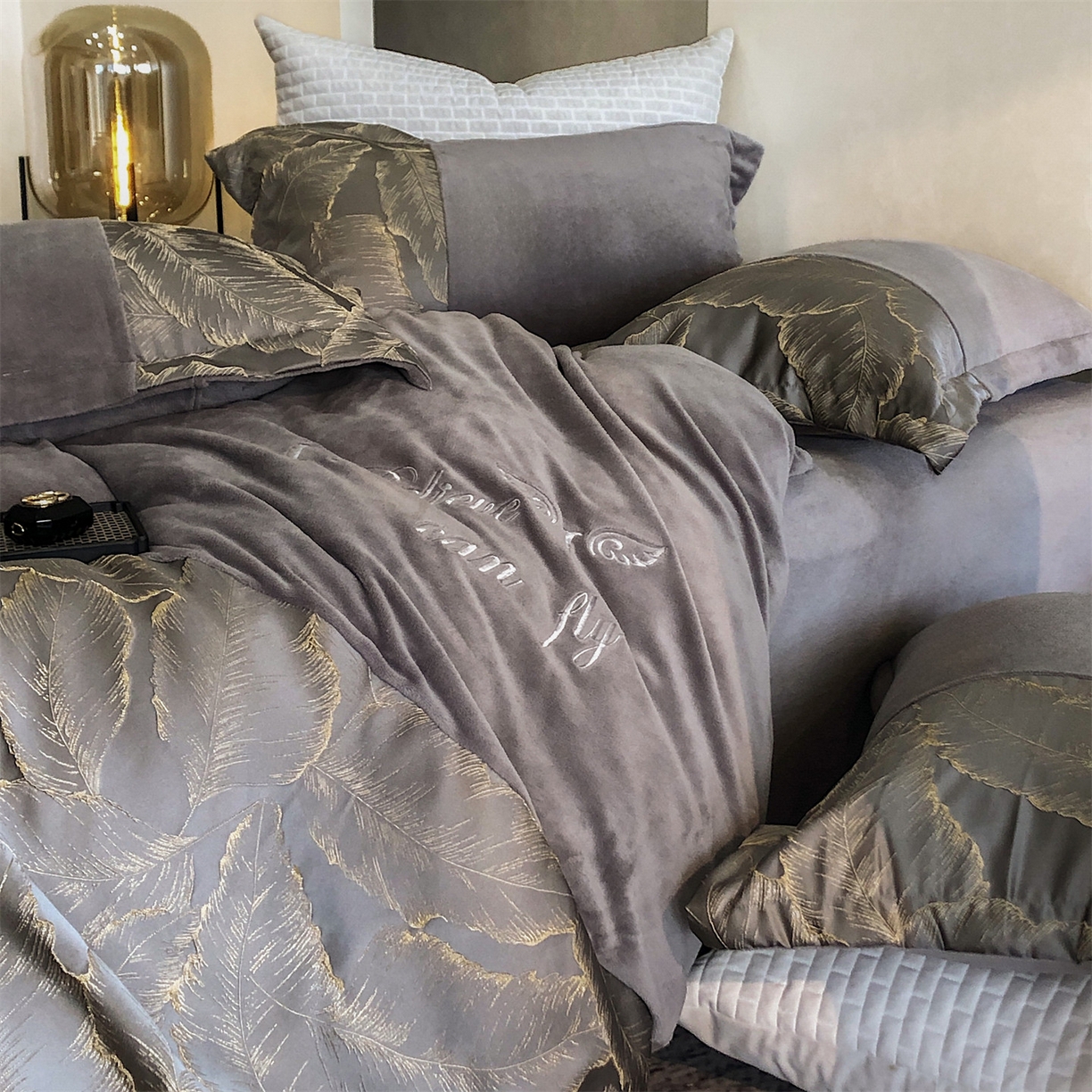 91家纺网 家纺一手货源 找家纺 换种生活 2025新款A类浮雕牛奶绒刺绣四件套 黄金叶-灰