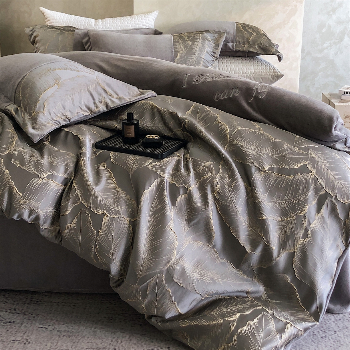 91家纺网 家纺一手货源 找家纺 换种生活 2025新款A类浮雕牛奶绒刺绣四件套 黄金叶-灰