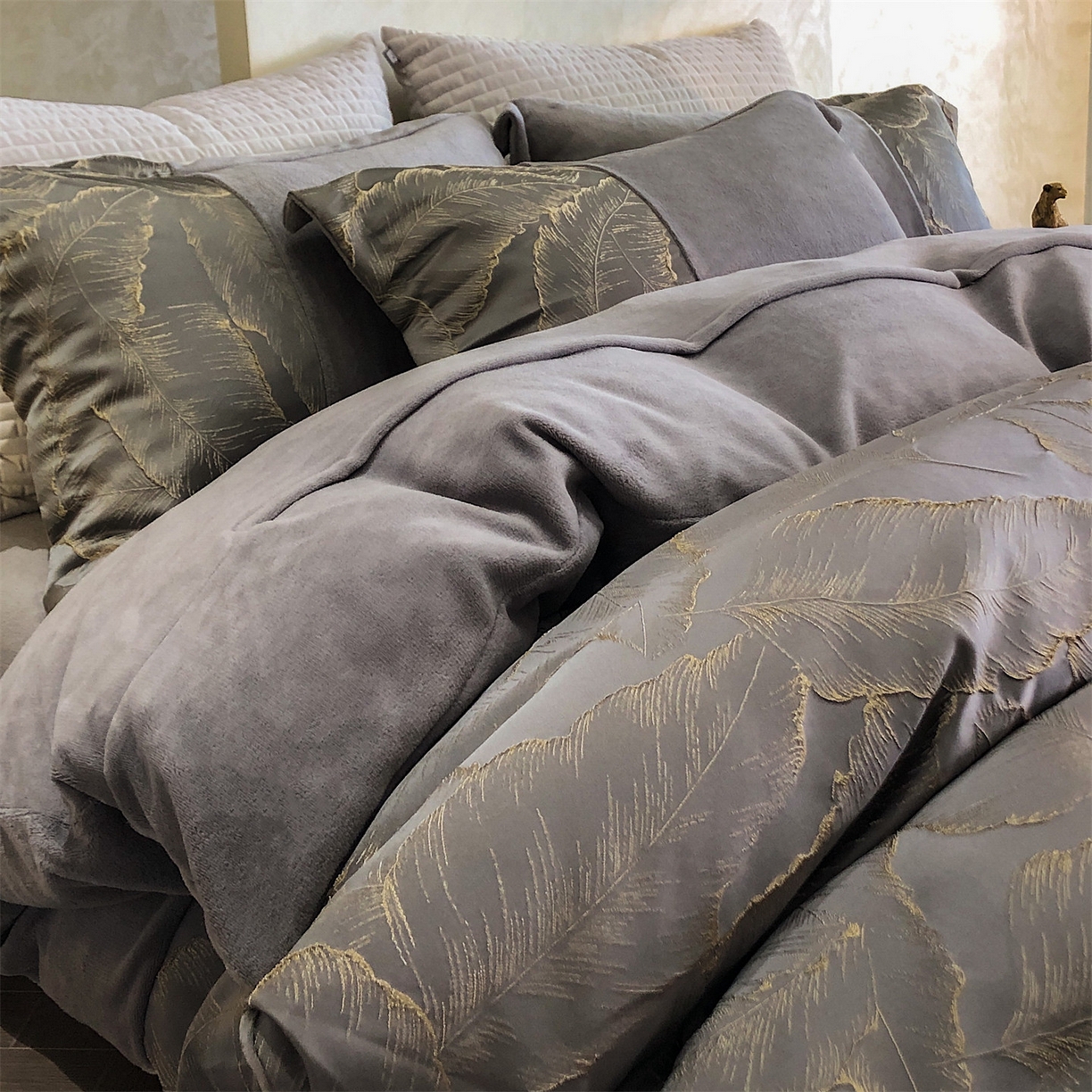 91家纺网 家纺一手货源 找家纺 换种生活 2025新款A类浮雕牛奶绒刺绣四件套 黄金叶-灰