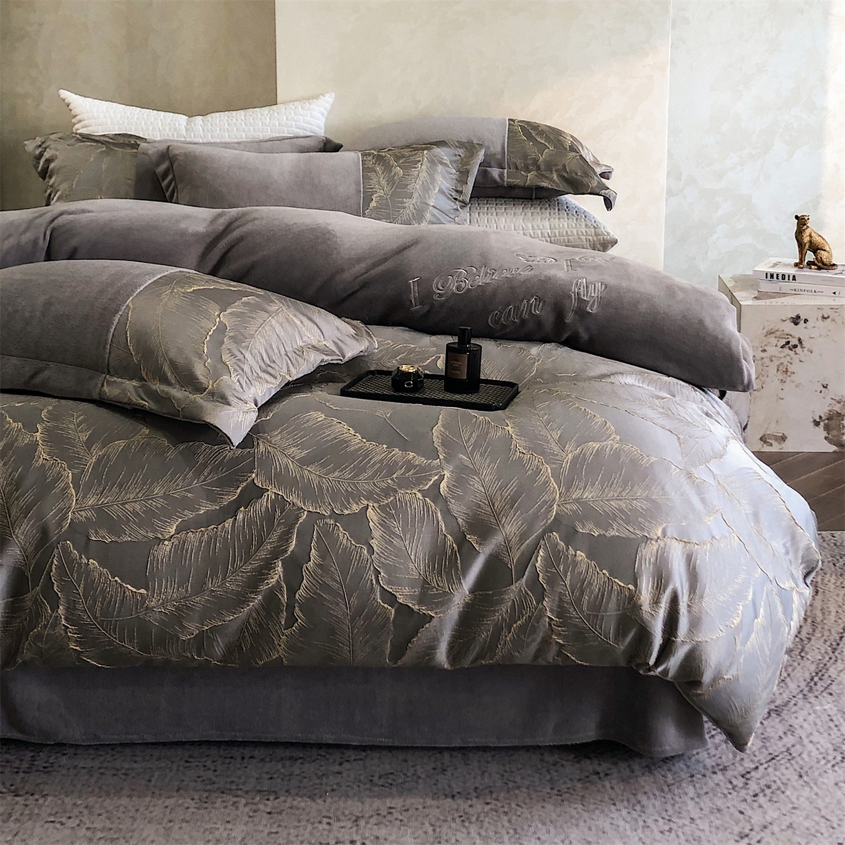 91家纺网 家纺一手货源 找家纺 换种生活 2025新款A类浮雕牛奶绒刺绣四件套 黄金叶-灰