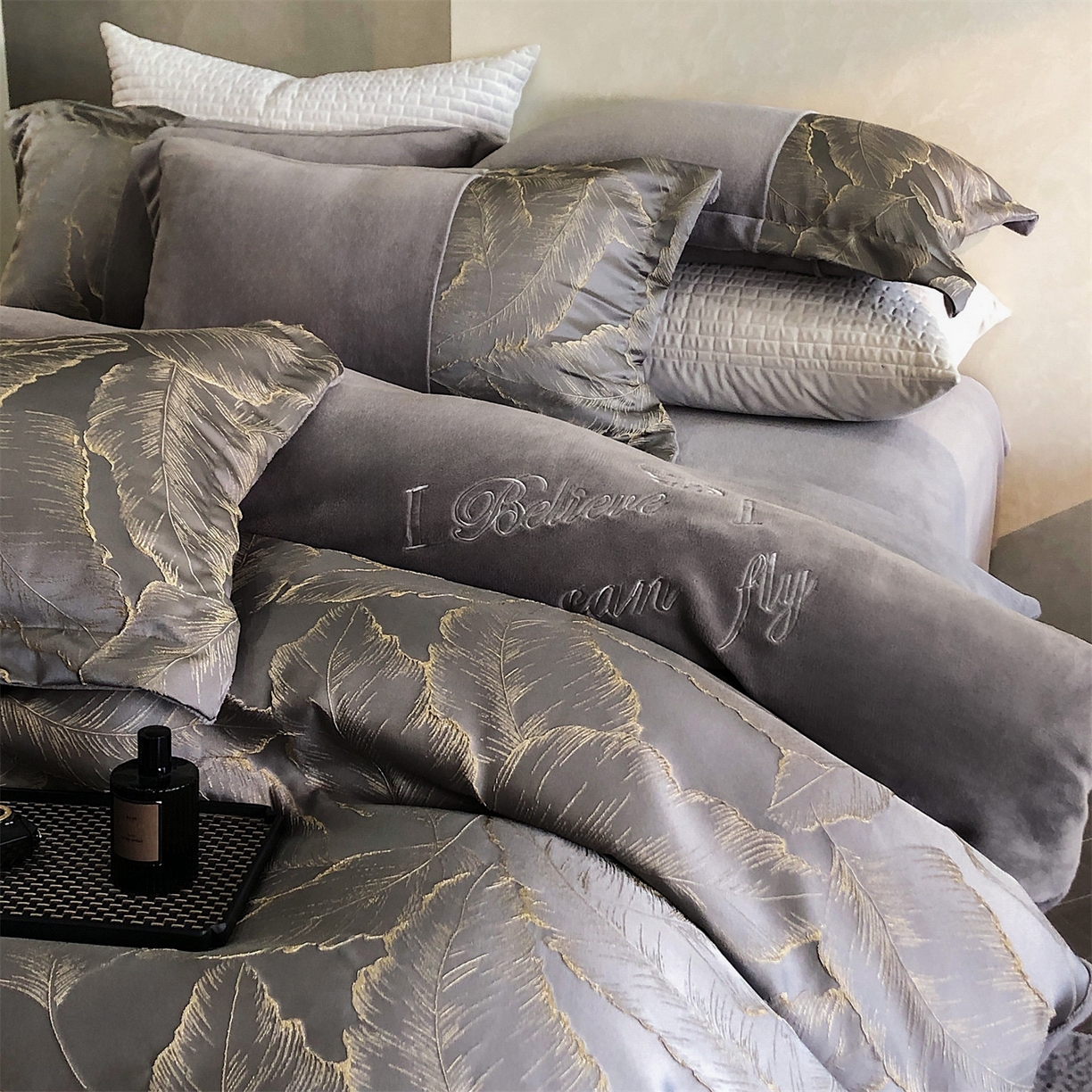 91家纺网 家纺一手货源 找家纺 换种生活 2025新款A类浮雕牛奶绒刺绣四件套 黄金叶-灰