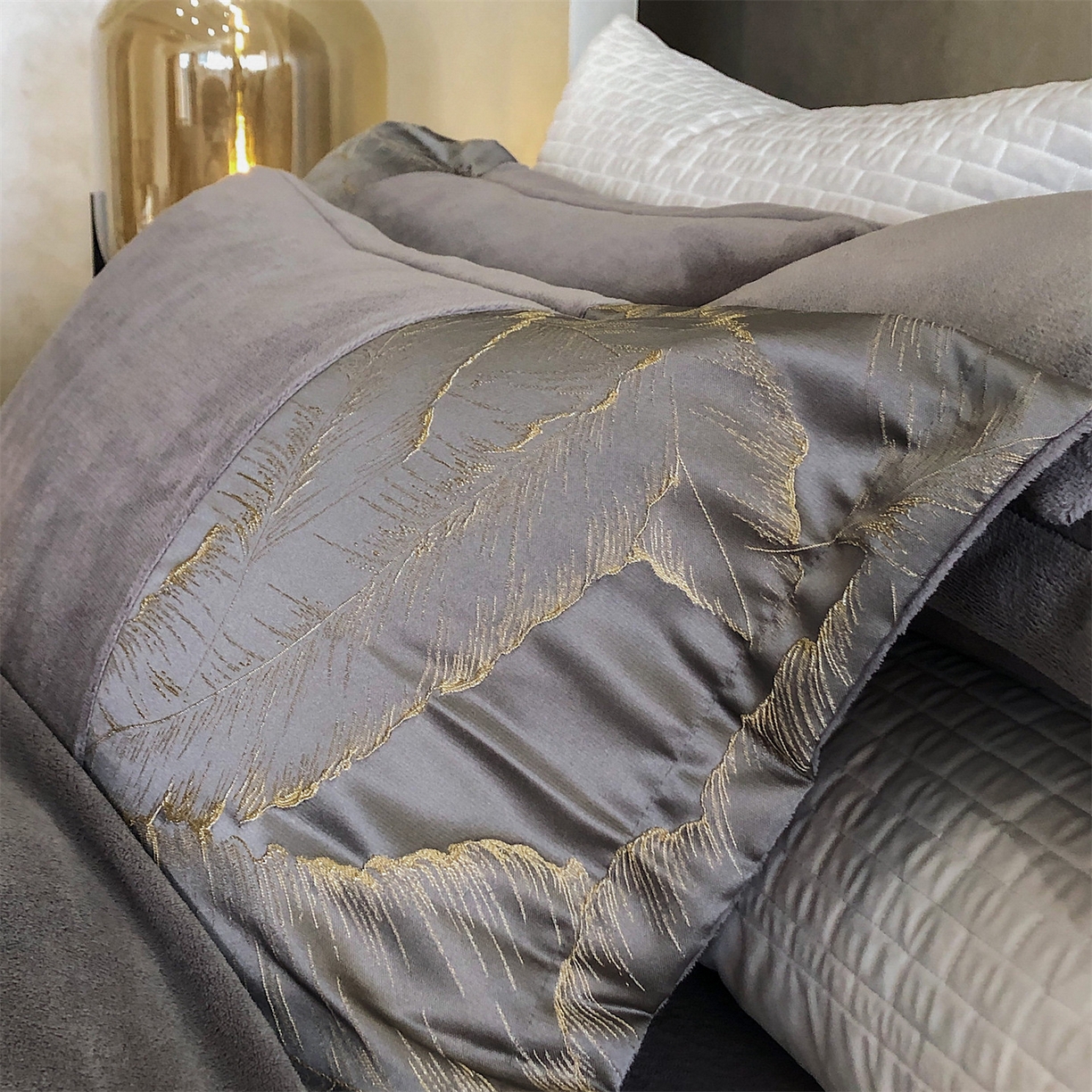 91家纺网 家纺一手货源 找家纺 换种生活 2025新款A类浮雕牛奶绒刺绣四件套 黄金叶-灰