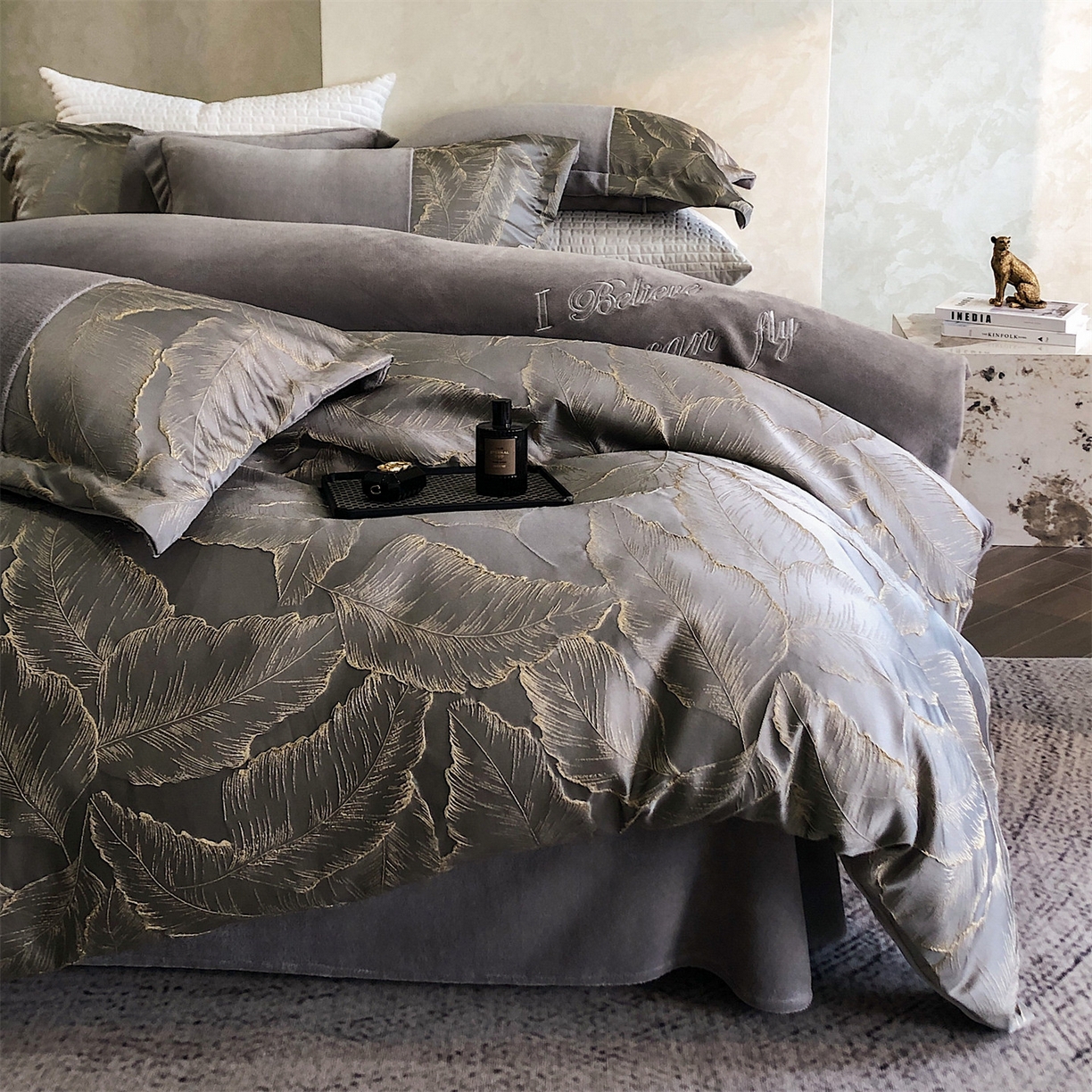 91家纺网 家纺一手货源 找家纺 换种生活 2025新款A类浮雕牛奶绒刺绣四件套 黄金叶-灰