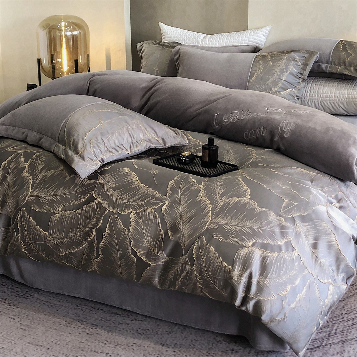 91家纺网 家纺一手货源 找家纺 换种生活 2025新款A类浮雕牛奶绒刺绣四件套 黄金叶-灰