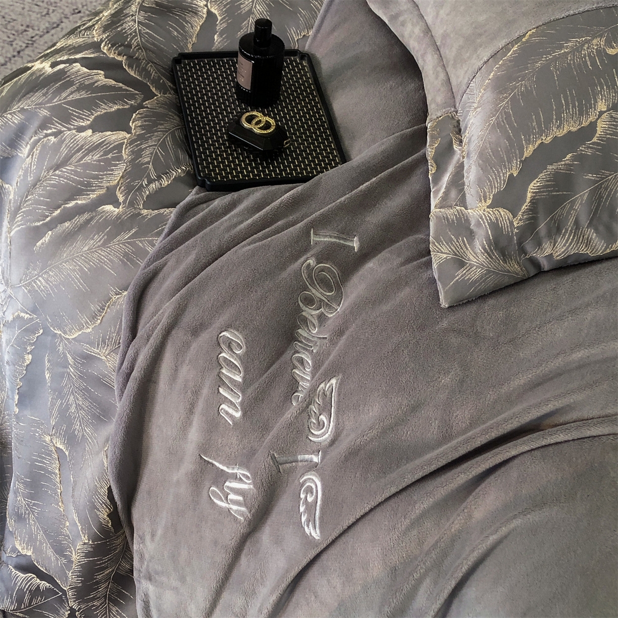 91家纺网 家纺一手货源 找家纺 换种生活 2025新款A类浮雕牛奶绒刺绣四件套 黄金叶-灰