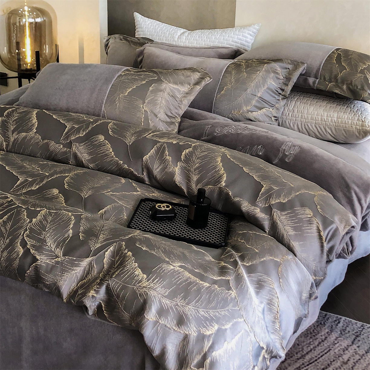 91家纺网 家纺一手货源 找家纺 换种生活 2025新款A类浮雕牛奶绒刺绣四件套 黄金叶-灰