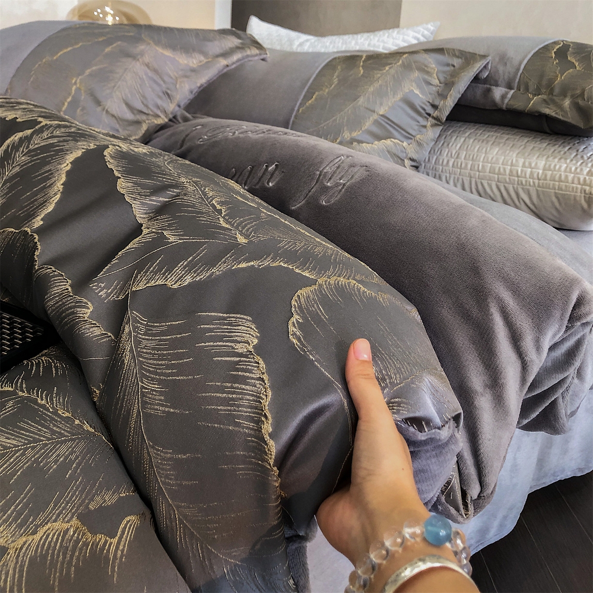 91家纺网 家纺一手货源 找家纺 换种生活 2025新款A类浮雕牛奶绒刺绣四件套 黄金叶-灰