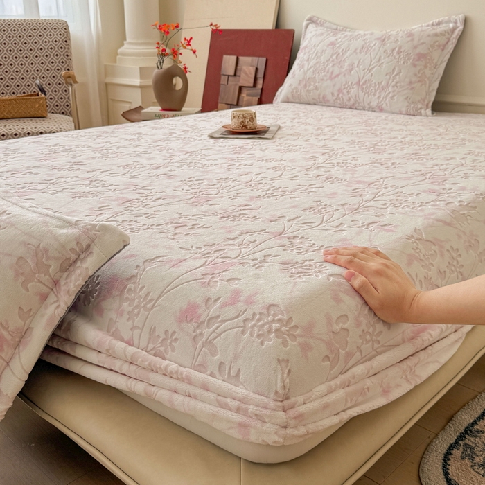 91家纺网 家纺一手货源 找家纺 LIFE.丽芙 2025秋冬新款A类牛奶绒230g立体雕花加厚单层床笠单件床垫子保护套罩子三件套 花朝梦-粉